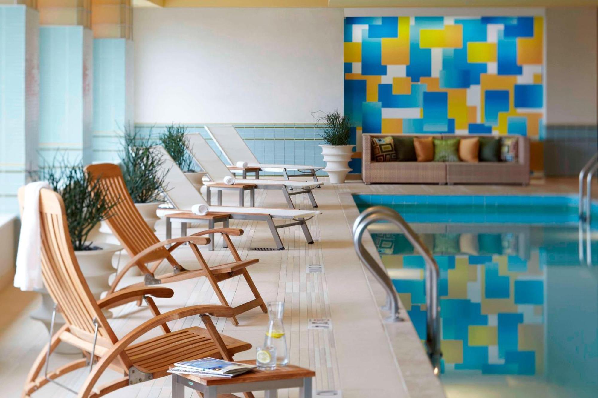 Hotel Renaissance Seaport District 4*